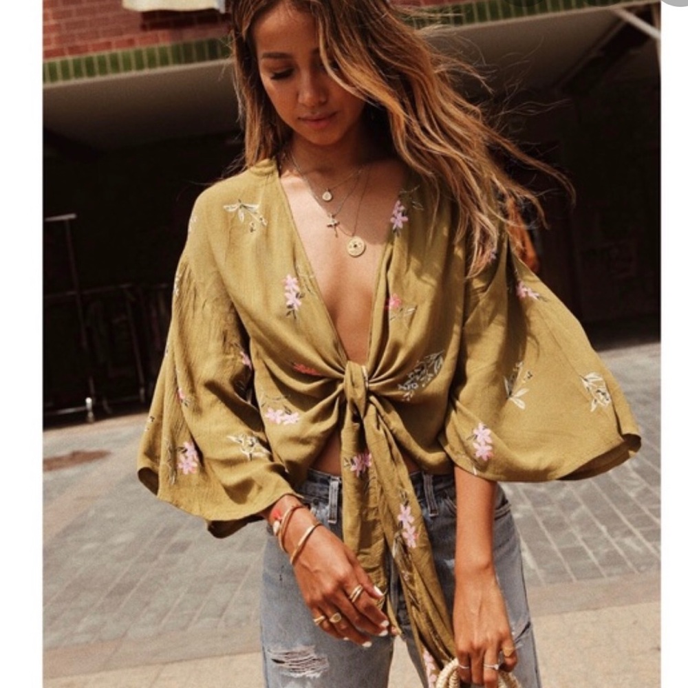 Front tie top